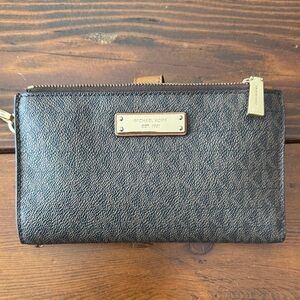 Michael Kors Jet Set Large Smartphone Wristlet MK pattern